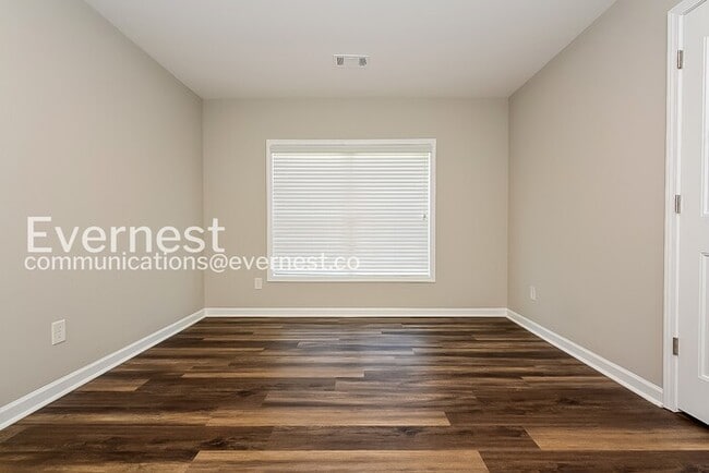 Building Photo - Limited Time Special Offer / 5 Bed, 3 Bath Home with Fenced Yard & Garage / Pet-Friendly / Vouche...