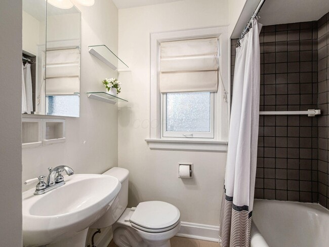 Building Photo - 781 Bruck St