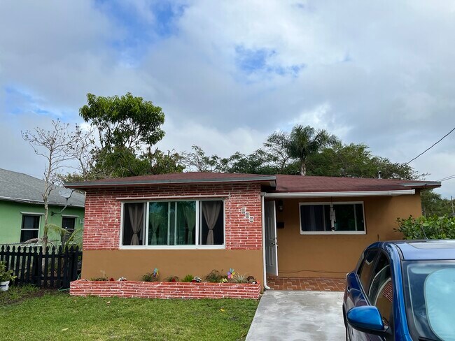 Primary Photo - 124 NW 6th Ave