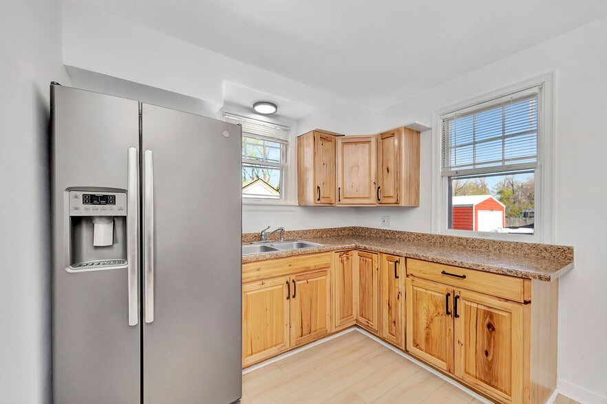 Building Photo - 8253 Brownsway Ln