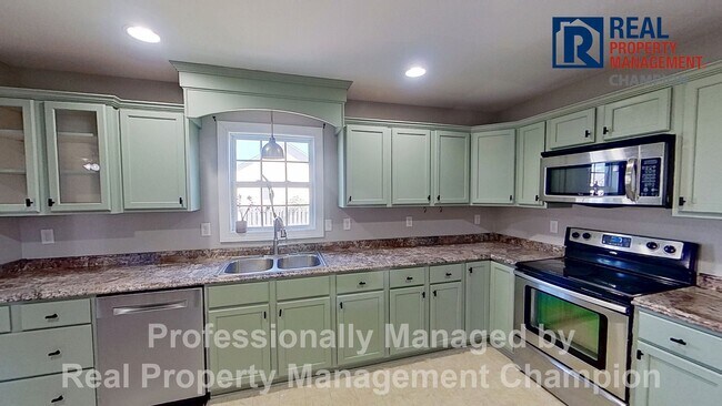 Building Photo - 3 BD/2.5 BA Home with Fenced Yard & Attached Garage