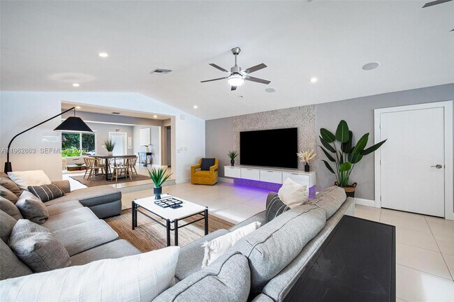 Building Photo - 1019 NE 115th St