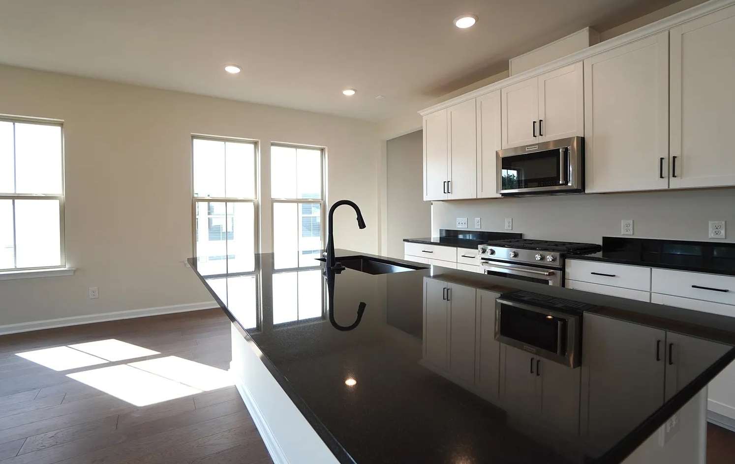 Building Photo - 612 America Dr