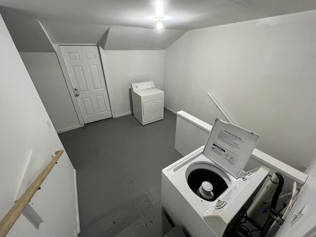 Building Photo - West Side 3BR Townhouse Style