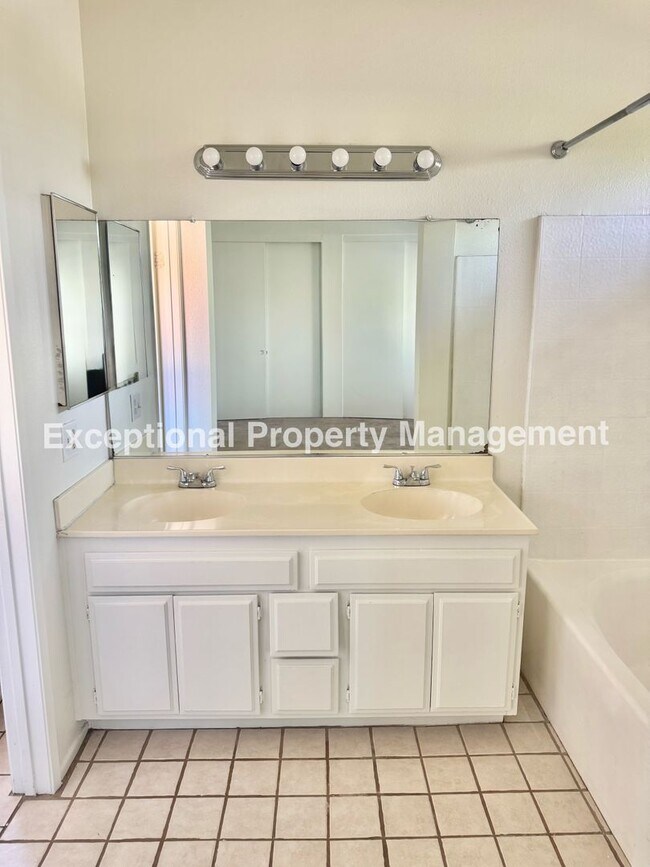 Building Photo - Ready to move in 3 bed 3 bath home!