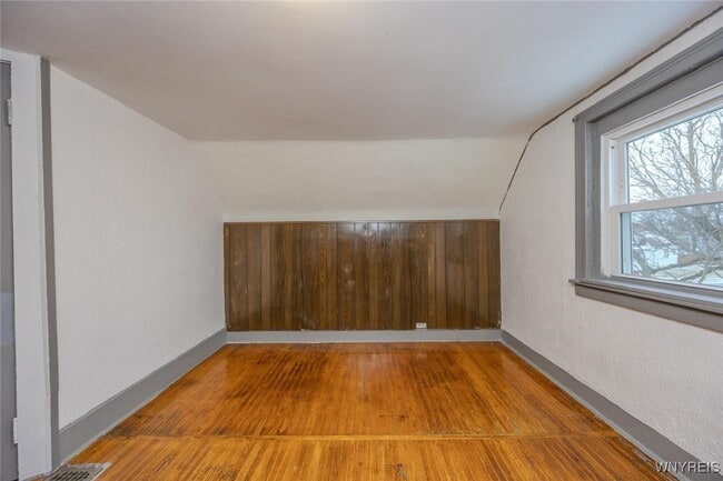 Building Photo - 68 Sirret St