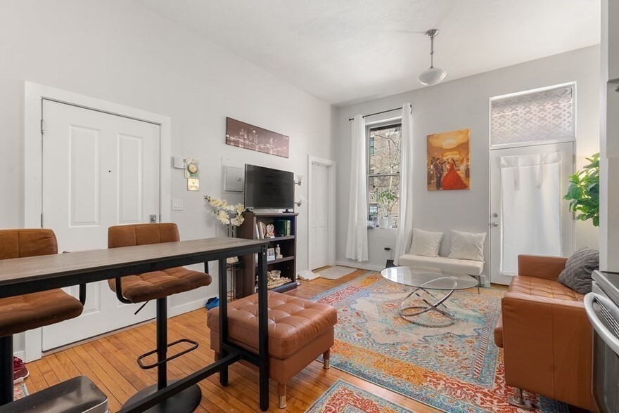 Primary Photo - 26 E Springfield St