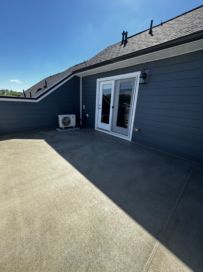 Building Photo - Luxurious 4-Bedroom Townhouse with 3.5 Bat...