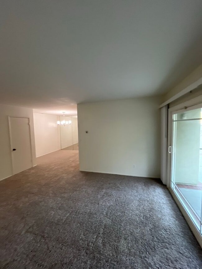 Building Photo - Beautiful 4 Bd Townhouse