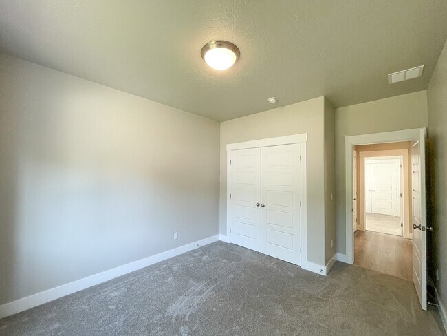 Building Photo - 1330 W Joshua St
