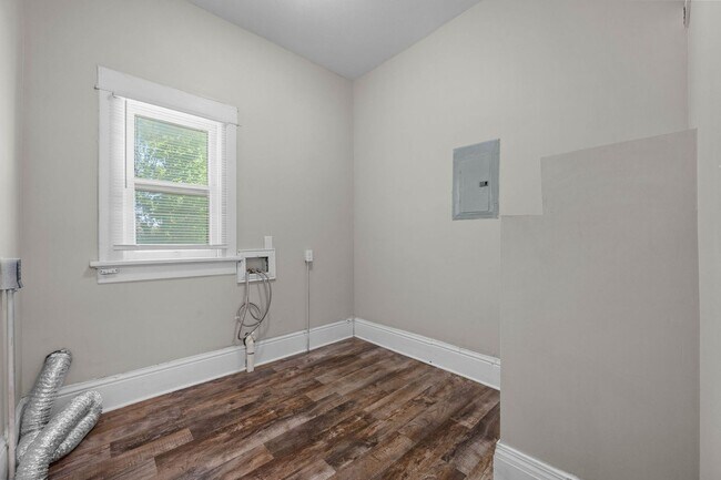Building Photo - 2 or 3 bed/1 bath house in Indian Hills av...