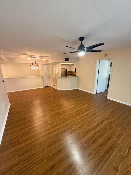 Building Photo - 1100 Crestwood Ct S