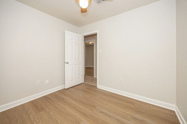 Building Photo - 2840 Gardendale Ave