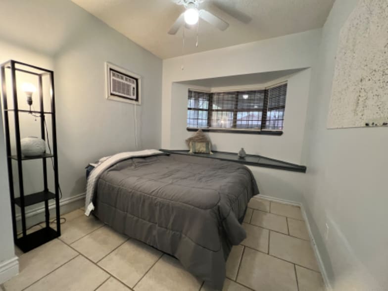 Building Photo - 7418 Meadow Cliff St