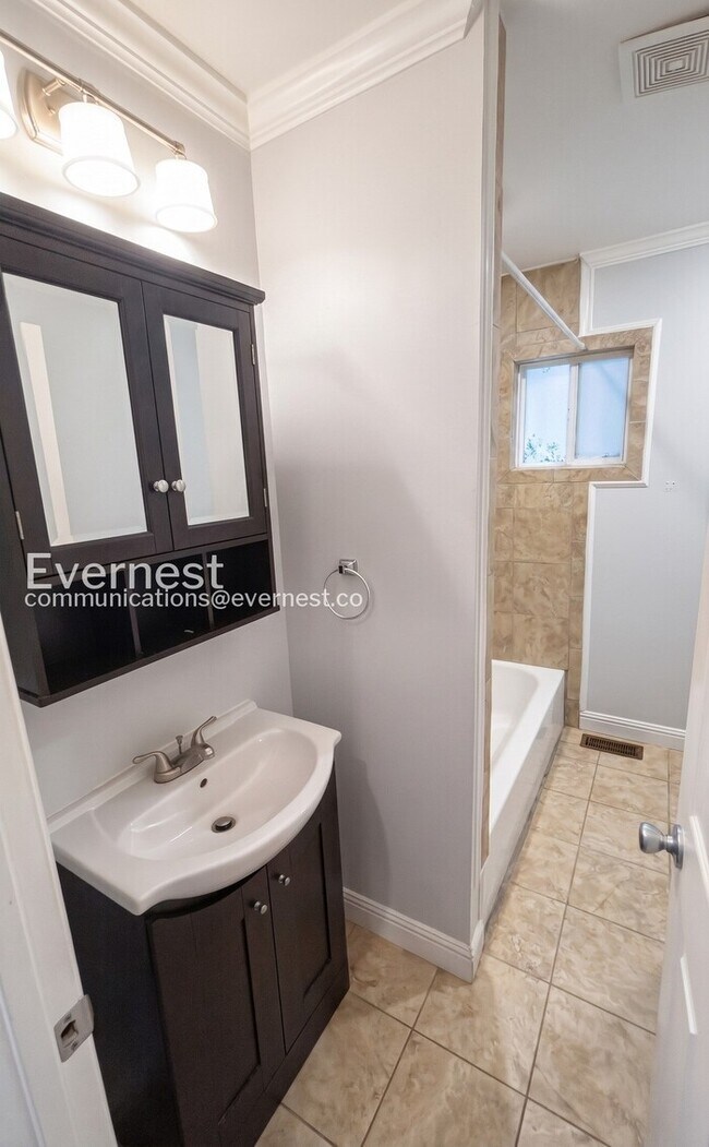 Building Photo - 2 Bed/1 Bath Home with Garage / Available Now!