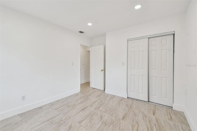 Building Photo - 910 43rd St W