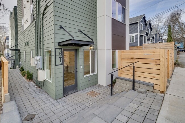 Primary Photo - Beautiful 2 bed 2 bath townhouse!