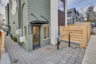 Building Photo - Beautiful 2 bed 2 bath townhouse!