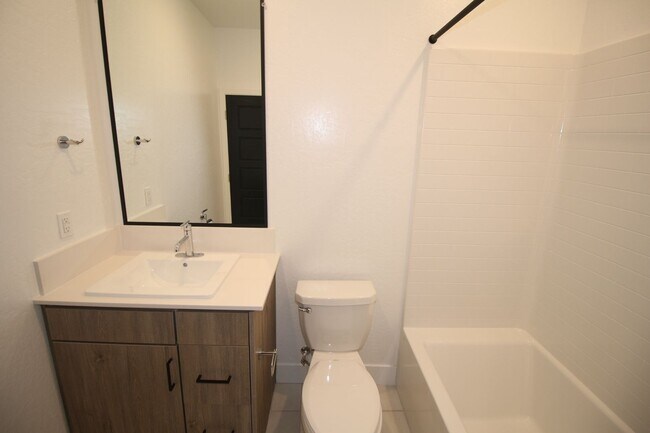 Building Photo - 2707 E Tamarind Dr