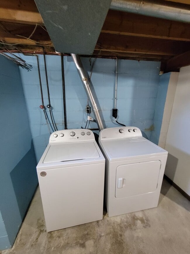 Building Photo - 3 Bedroom House with Large Garage