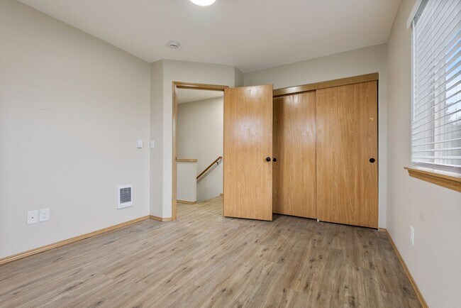 Building Photo - Spacious 2-Bedroom/1.5 bathroom in SE Portland