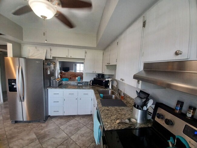 Building Photo - Ocean view FULLY FURNISHED 2+ / 2 with Boa...