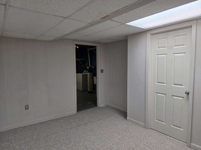 Building Photo - 87 W Surrey Ln