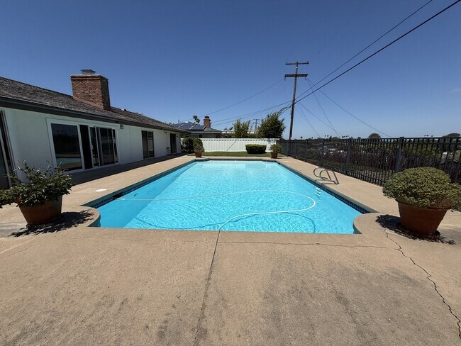 Building Photo - 1165 Catalina Blvd