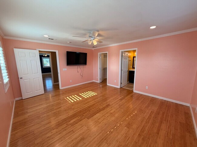 Building Photo - Unbelievable 4 Bed, 4 Bath House For Rent In Buena Park-Must See To Appreciate!