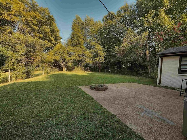 Building Photo - 456 Sharon Dr