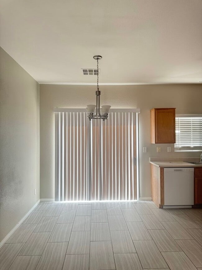 Building Photo - 6005 Highland Gardens Dr