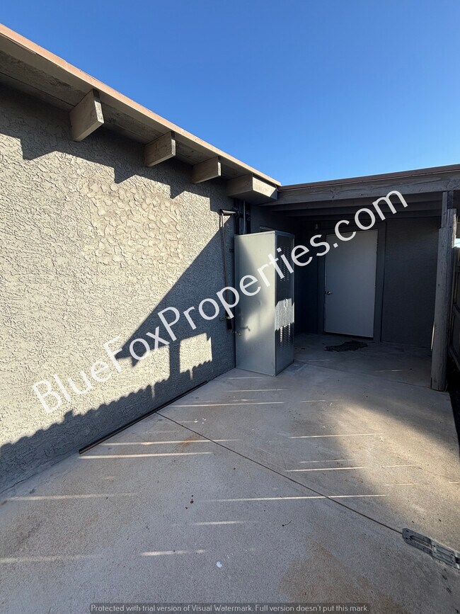 Building Photo - 2641 N Fontana Ave