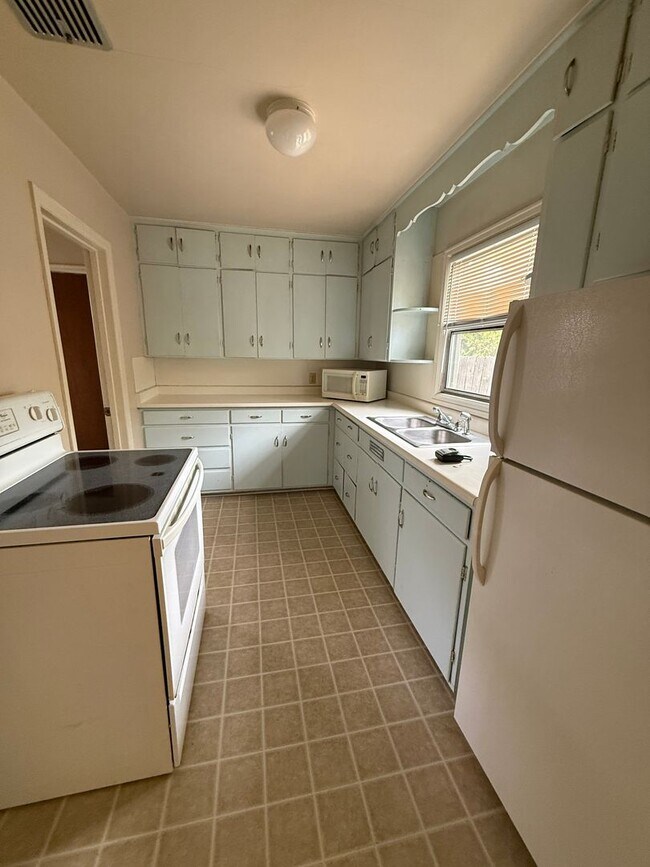 Building Photo - Very Large 1 Bedroom 1 Bathroom Home Available Now