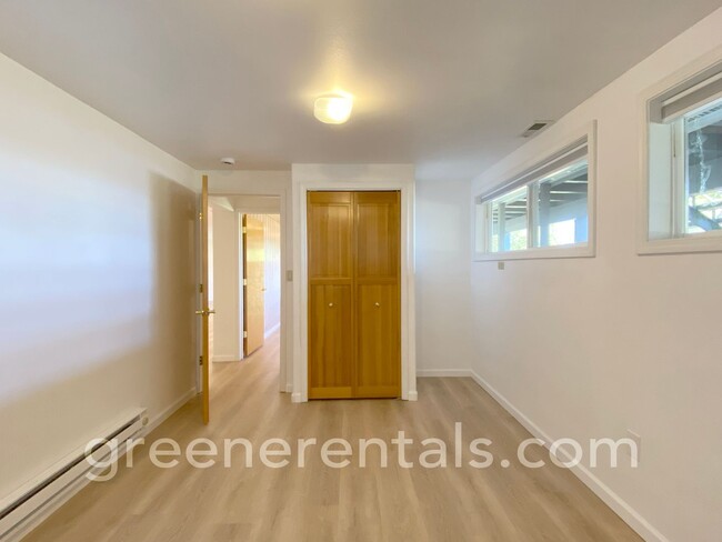 Building Photo - Cooper Point Daylight Basement ADU with Wa...