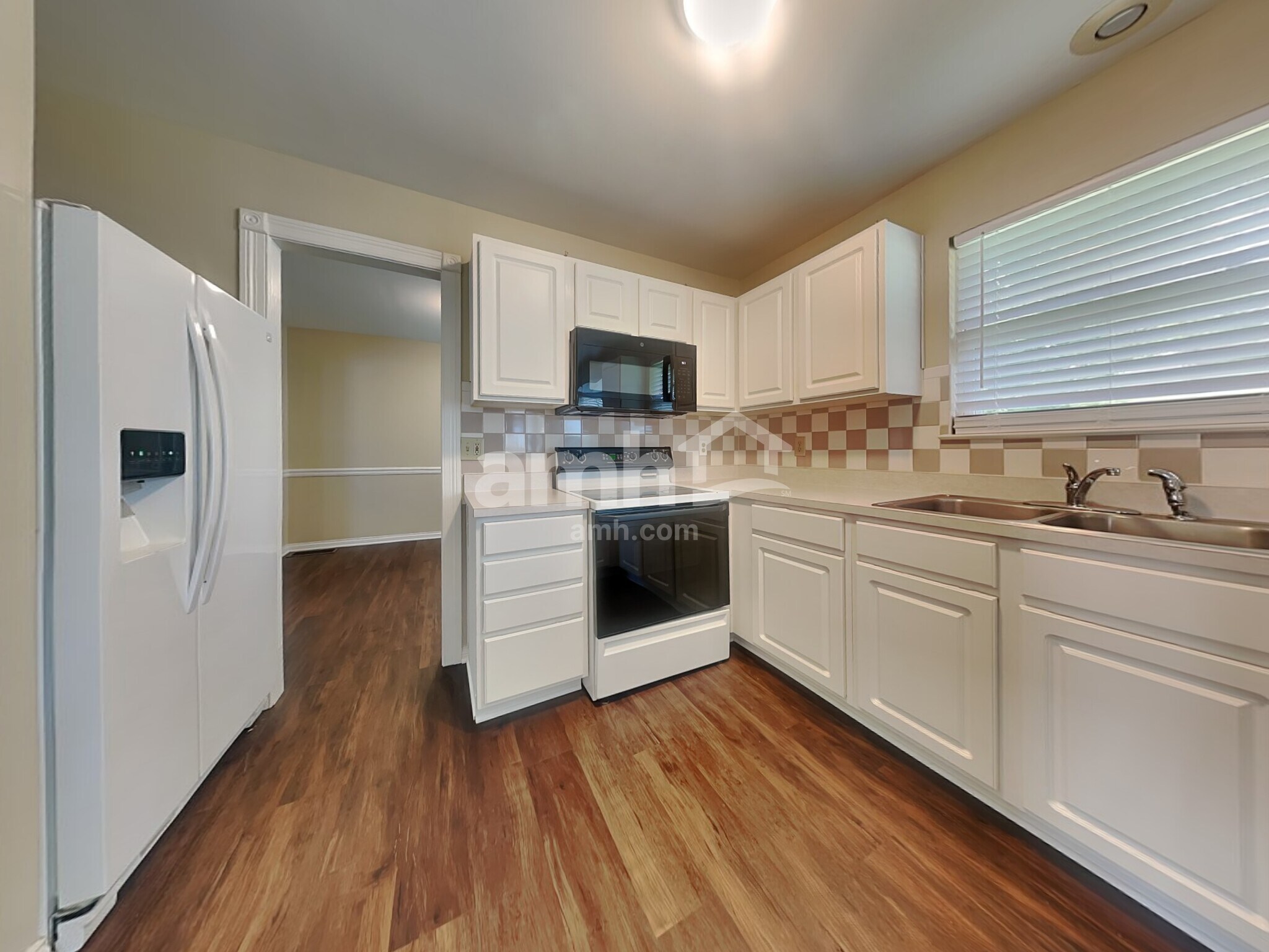Building Photo - 8420 Stratford Ct