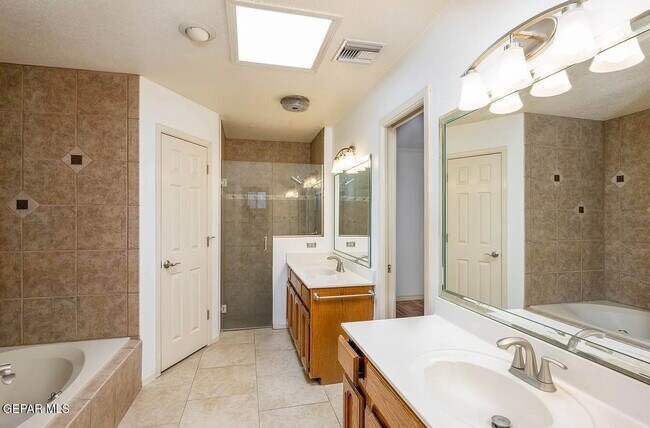 Building Photo - 6564 Brisa Del Mar Dr
