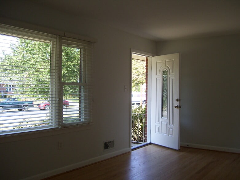 Building Photo - 39 Hampton Pl