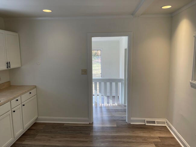 Building Photo - Available Now! 3 Bed/1 Bath in Enderly Park!