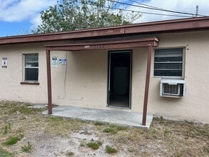 Building Photo - Cozy 2 Bedroom, 1 Bath Apartment in Charming Sarasota Duplex