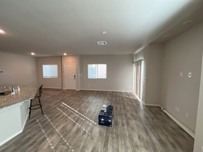 Building Photo - **SHORT TERM LEASE ONLY**  Beautiful 3 bedroom 3 bathroom townhome.