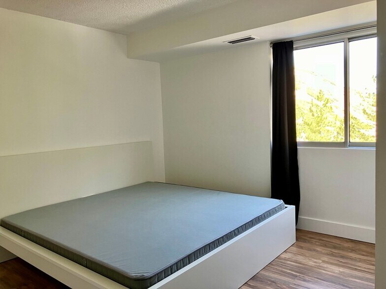 Building Photo - 875 Donner Way