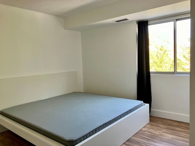 Building Photo - 875 Donner Way