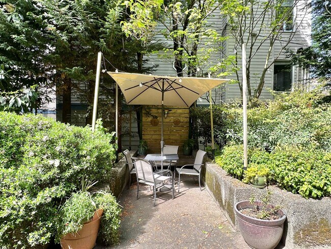 Building Photo - Charming 1 bed condo in desired Eastlake! ...