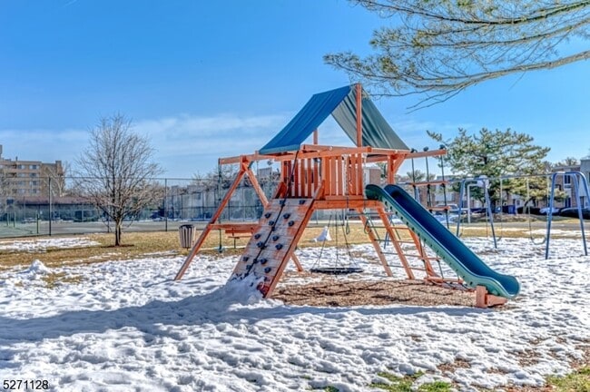 Building Photo - 798 Eves Dr