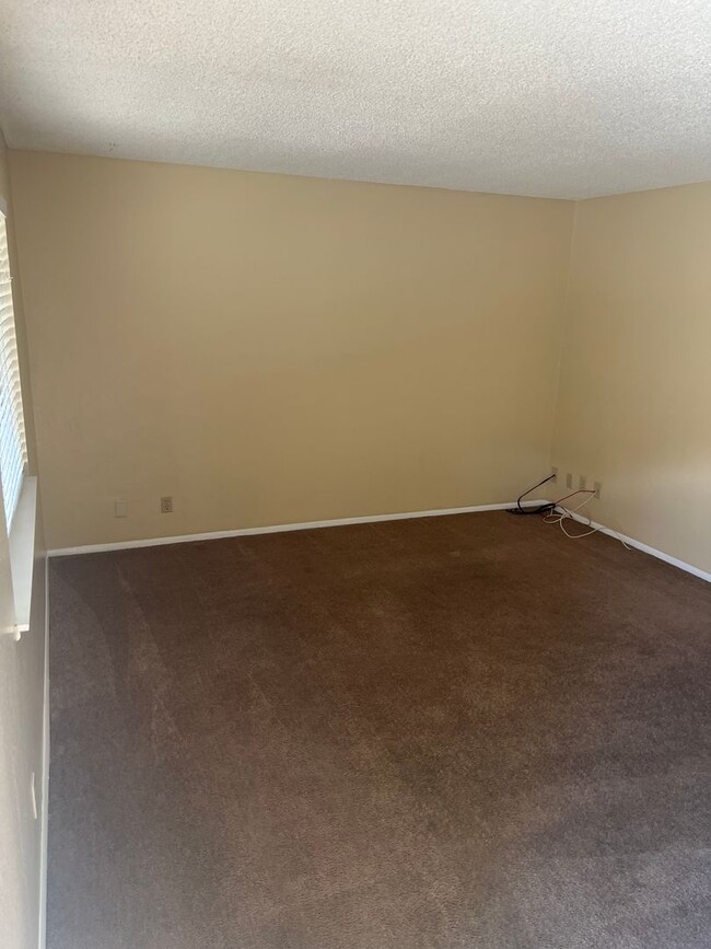 Building Photo - 3 Bedroom 1.5 Bathroom  Near  East Lake Me...