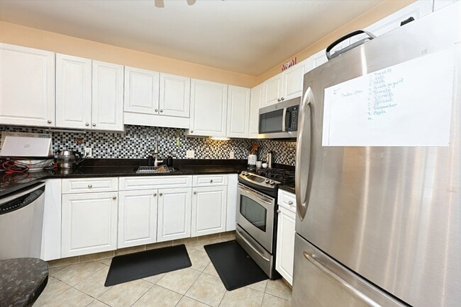 Building Photo - 614 Pond St