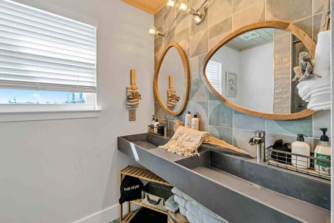 Building Photo - 317 Bream Ave