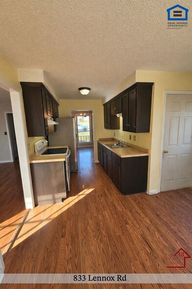 Building Photo - 833 Lennox Rd