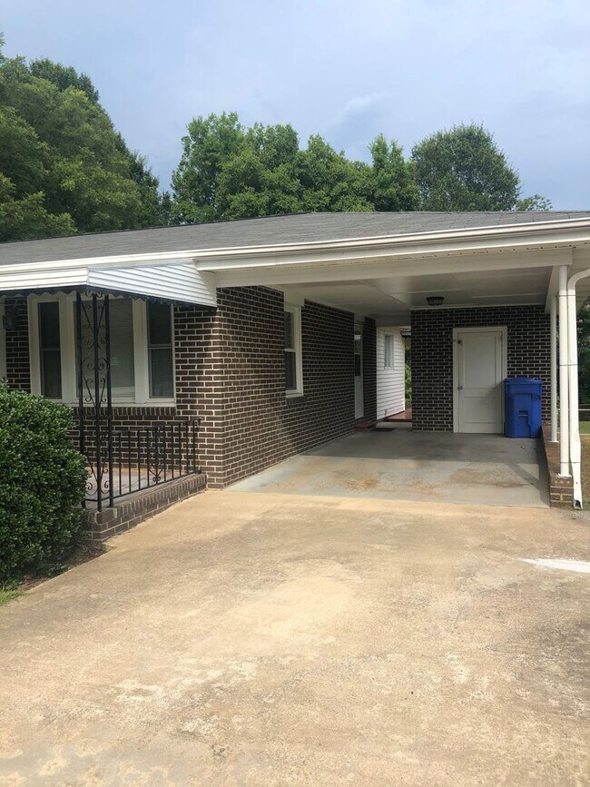 Building Photo - 3 Bedroom, 1.5 Bath Home near Furman Unive...