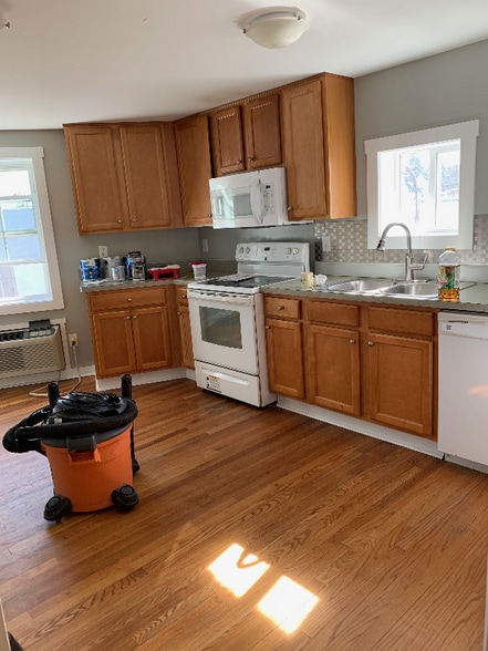 Building Photo - 1002 Main St